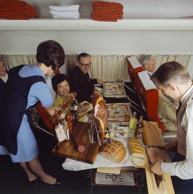 servicio de primera clase de una aerolinea 1969.jpg