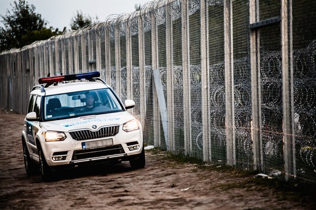 Police_car_at_Hungary-Serbia_border_barrier.jpg