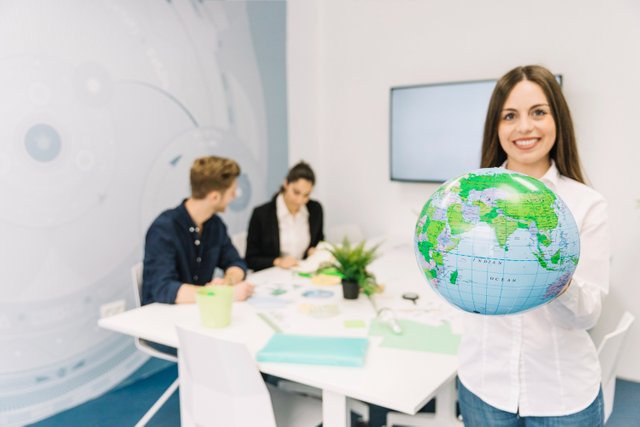 retrato-empresaria-feliz-globo.jpg