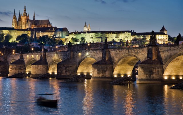 Night_view_of_the_Castle_and_Charles_Bridge,_Prague_-_8019.jpg