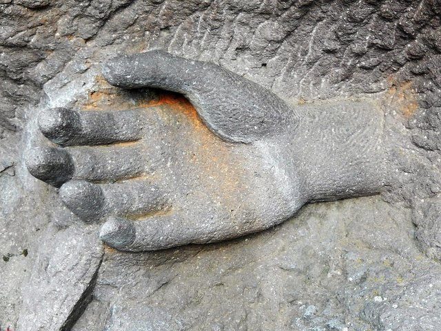 424-Steinmetz-Hand-1612633_1280_Pixabay_girochantal.jpg