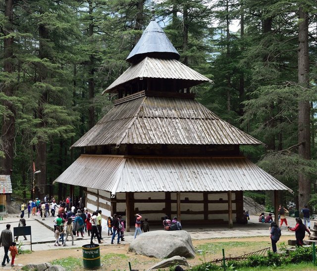 Hidimba_Devi_Temple_-_North-east_View_-_Manali_2014-05-11_2648-2649.TIF.jpg