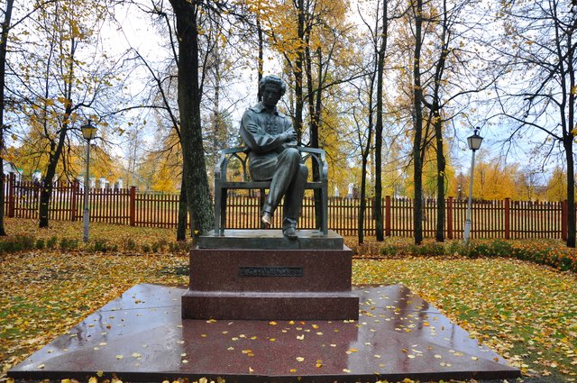 Памятник А. С. Пушкину в Болдино. Скульптор О. К. Комов, 1979.JPG