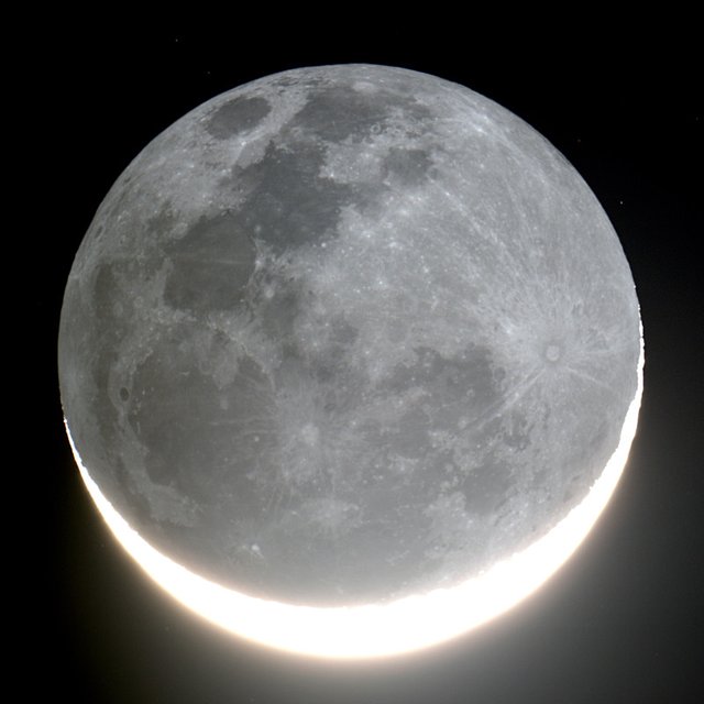 earthshine-42exposures-800px.jpg