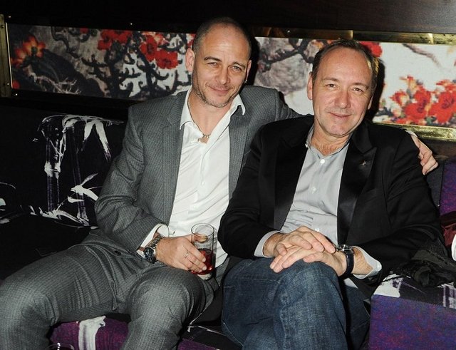 kevin-spacey-gay-sexual-assault-partying-secrets-04.jpg
