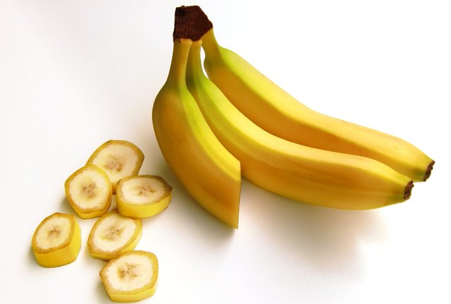 bananas-food-fruit-38283.jpg