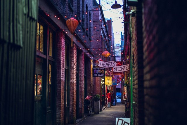 alley-1209553_1280.jpg