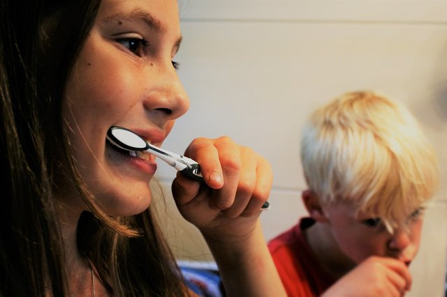 brush-teeth-g0be14a8ba_1280.jpg