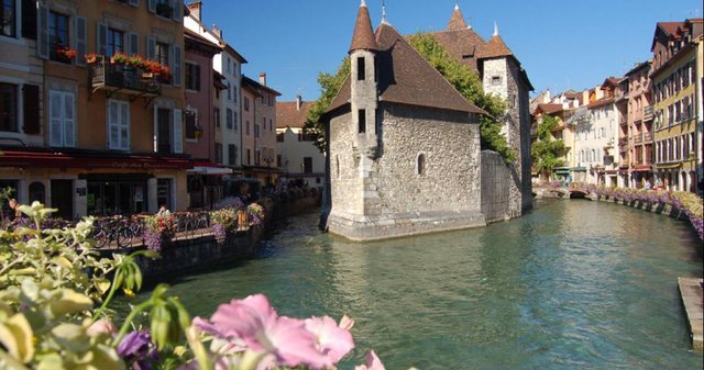 le palais de l'isle annecy.jpg