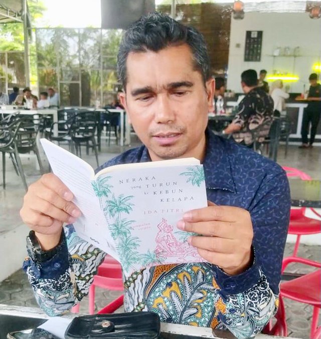 Membaca buku Ida Fitri.jpg