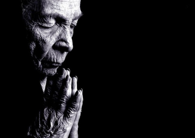 old-woman-praying-780x553.jpg
