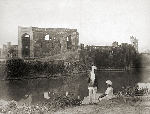 800px-View_across_the_moat_towards_the_Gagan_Mahal_and_the_Sat_Manzili,_Bijapur..jpg