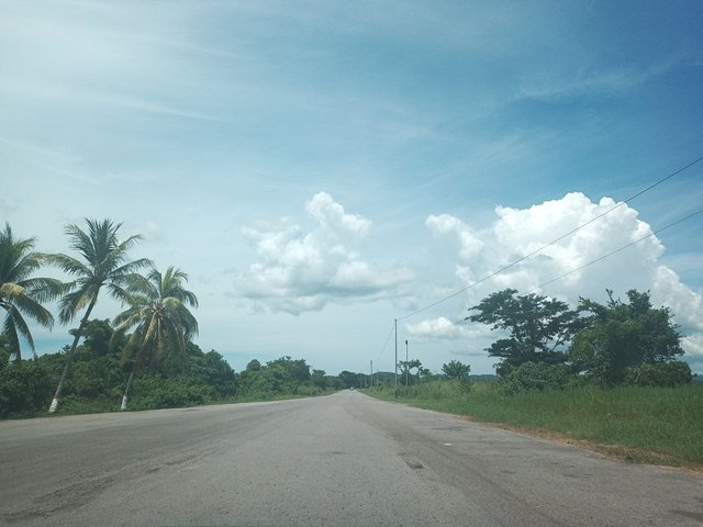 Observando lindas nubes desde la calle 2.jpg