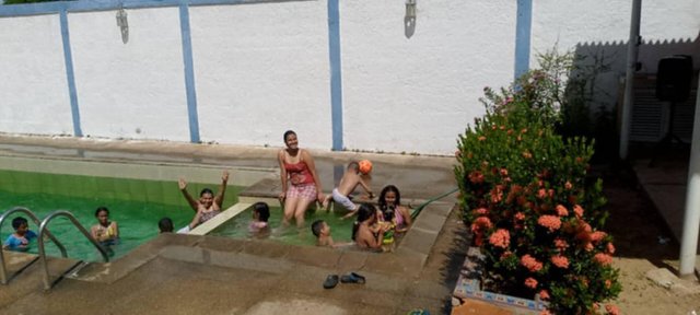 familia y piscina 71.jpg