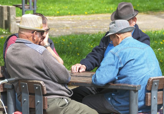 pensioners-3347948_1920.jpg