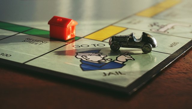 monopoly, mince, jazyk, paralelní polis, centrální banky.jpg