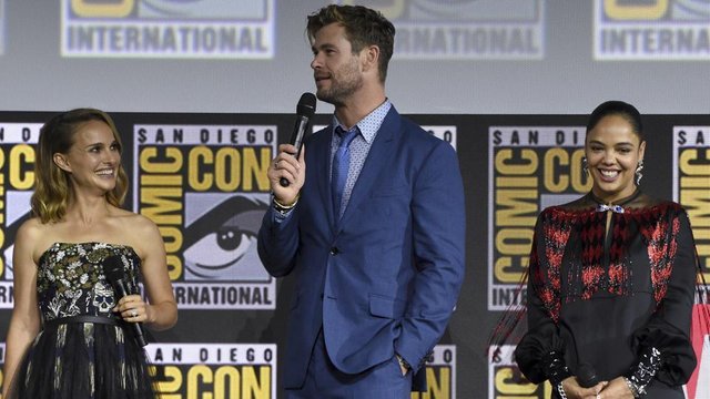 natalie-portman-chris-hemsworth-tessa-thompson_a2b1334a-ab6a-11e9-a026-e5ea8cdc4f4a.jpg