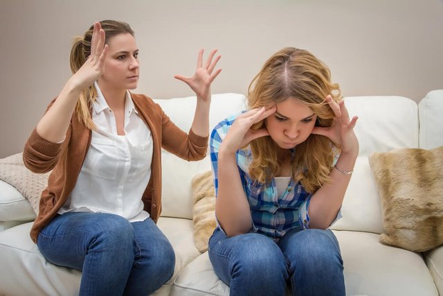 madre-intentando-hablar-con-su-hija-adolescente-mala-comunicacion.jpg