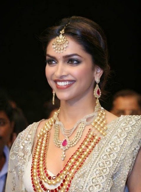 Deepika-Padukone-at-Farah-Ali-Khan-Jewelry-Show-Photo-Gallery-4.jpg