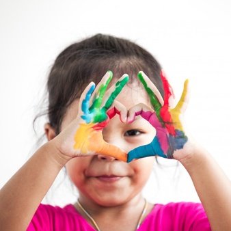 la-muchacha-linda-del-nino-asiatico-con-las-manos-pintadas-hace-forma-del-corazon-en-el-fondo-blanco_7186-909.jpg