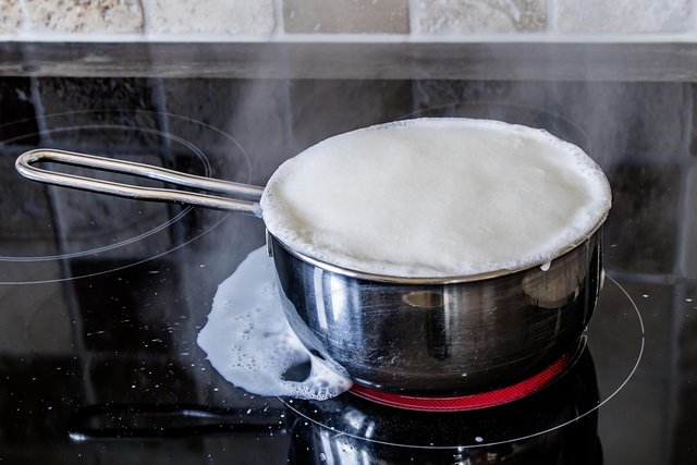 boiling-over-of-milk-2474181_1280.jpg