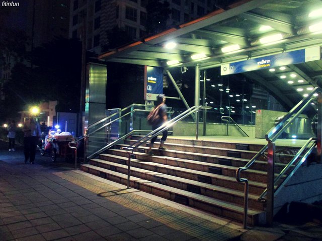 mrt sutthisan entrance bangkok thailand fitinfun.jpg