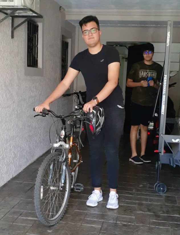 muchacho y bicicleta arreglado.jpg