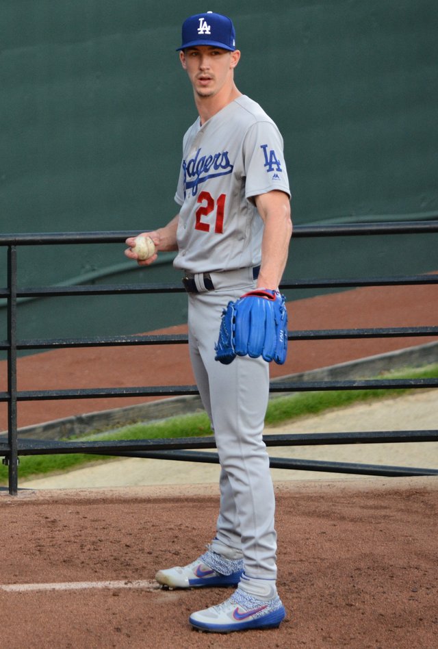 Walker_Buehler_pitching_in_bullpen_for_the_Los_Angeles_Dodgers_in_2019_(Cropped).jpg
