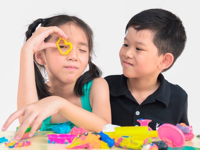 vecteezy_selective-focused-of-happy-asian-kids-playing-colorful-clay-toy_8860477_925.jpg