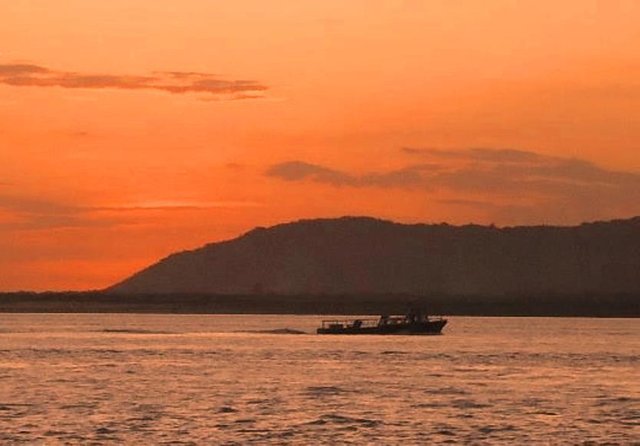 Atardecer y montaña.jpg