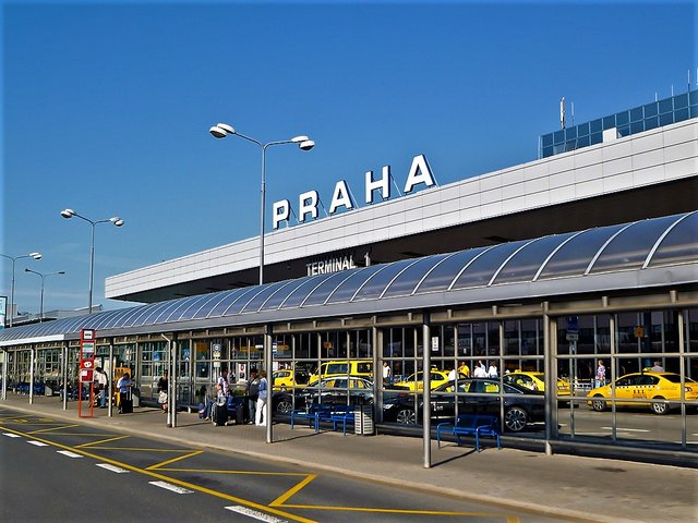 Airport_Ruzyne,_Prague,_Czech_Republic.jpg