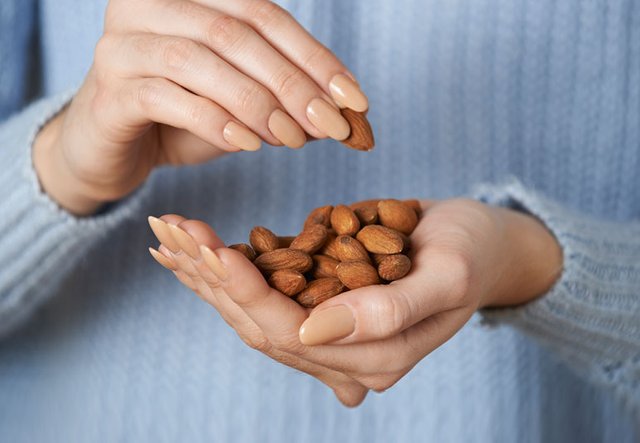 snackingAlmonds-577948460-770x553-1.jpg