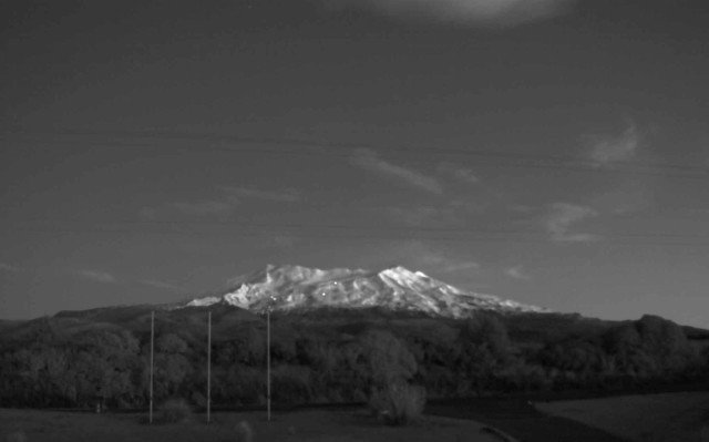 mt ruapahu under a full moon.jpg