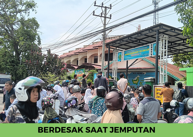 Berdesak Saat Jemputan.png