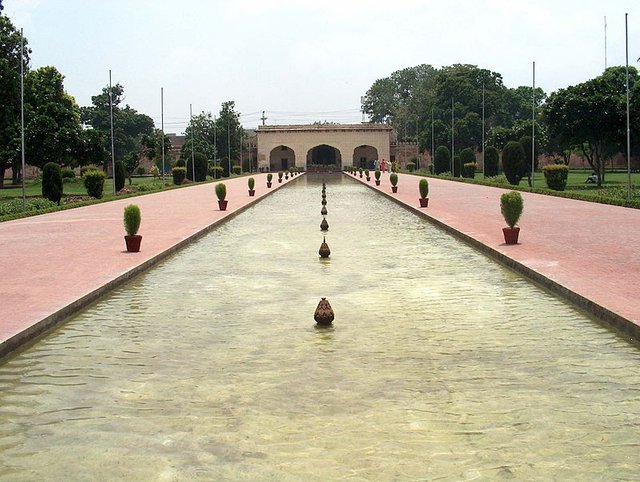 800px-Shalamar_Garden_July_14_2005-South_wall_pavilion_with_fountains.jpg