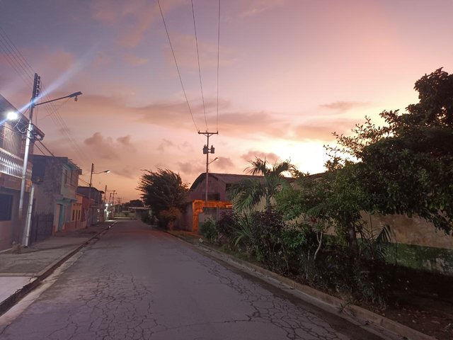 Hermosa calle al amanecer.jpg
