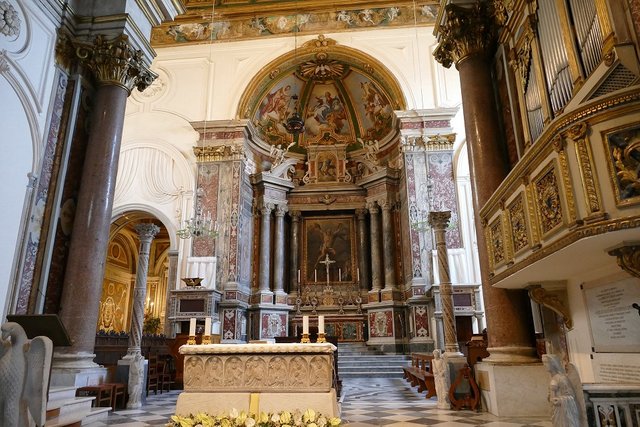Interior de iglesia católica de estilo barroco