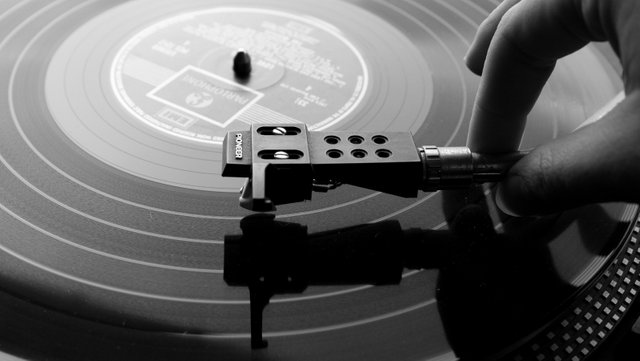 Turntable_Record_Monochrome_Music_DJ_HD_Wallpapers_Vvallpaper.net.jpg
