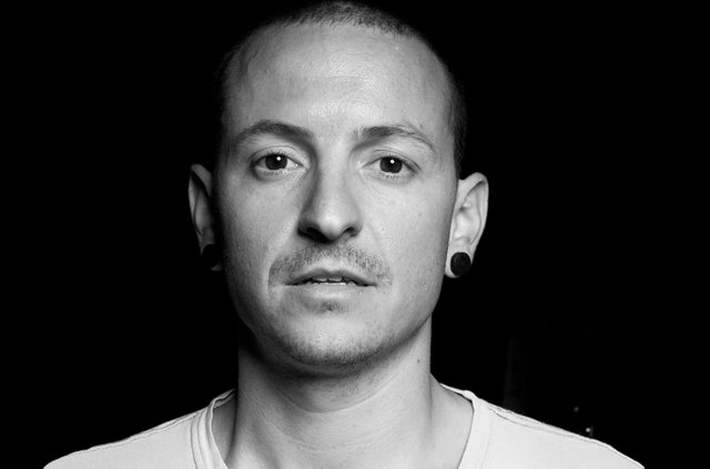 05-bw-chester-bennington-performs-2017-billboard-1548.jpg