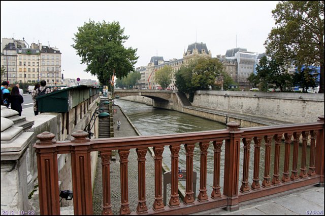 b-EU121023-183844.jpg