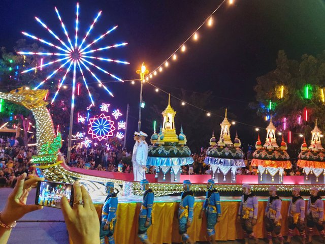 Loy Krathong parade7.jpg