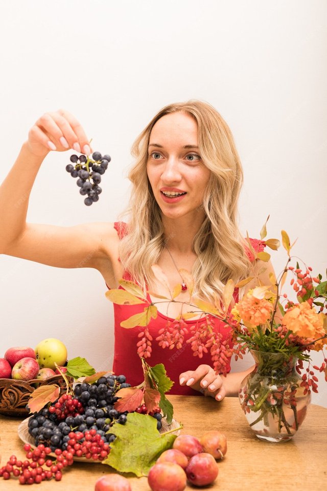 beautiful-young-woman-nutritionist-talks-about-benefits-healthy-eating_509092-534.jpg