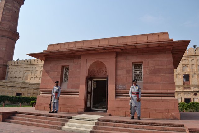 Muhammad_Allama_Iqbal’s_Tomb.jpg