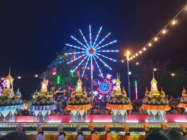 Loy Krathong parade10.jpg