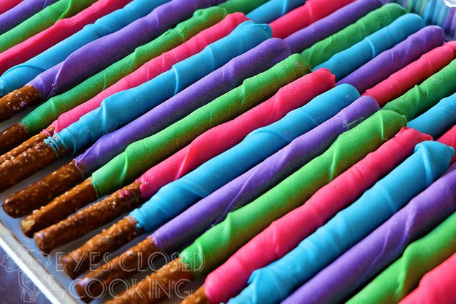 EyesClosedCooking-ColorfulChocoCoveredPretzelRods---02.jpg