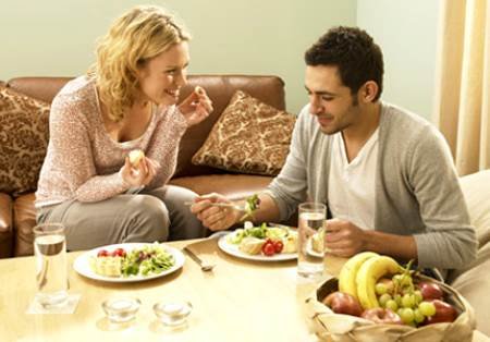 pareja-comiendo-saludable.jpg