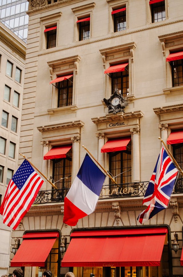 free-photo-of-flags-of-usa-france-and-united-kingdom-on-cartier-building-in-new-york-city.jpeg