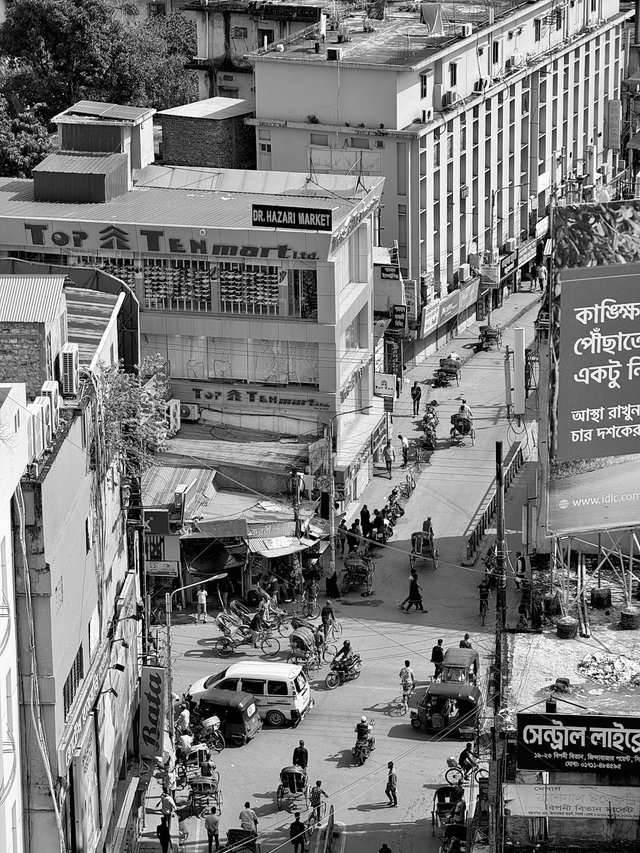 free-photo-of-buildings-by-the-street-in-bangladesh-in-black-and-white.jpeg