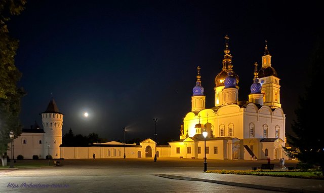 Тобольск ночью храм в Кремле 2.jpg