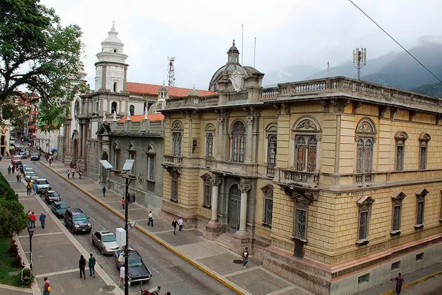 Vista-parcial-del-corazón-de-la-ciudad-de-Mérida.-460-años-de-Mérida-Venezuela.-Foto-Samuel-Hurtado-Camargo-junio-19-de-2018.webp